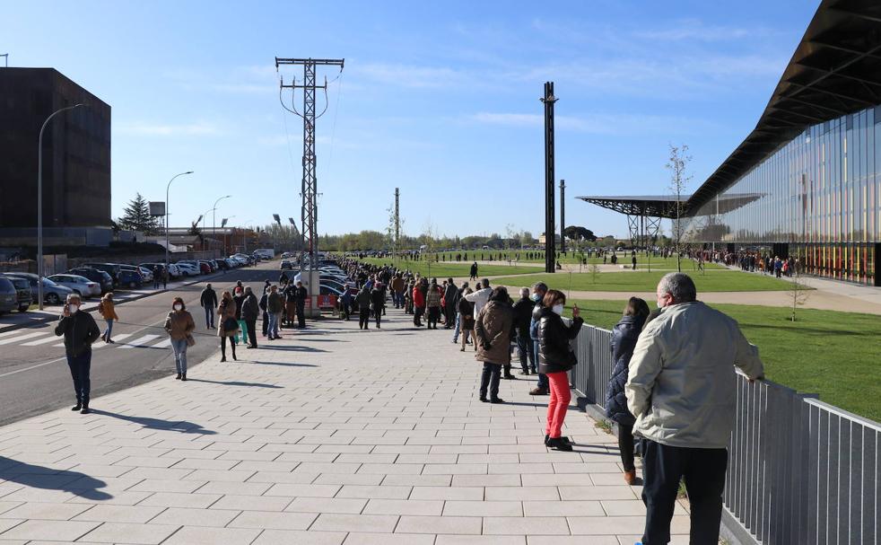 La Junta llama a la vacunacón en el Palacio de Exposiciones tras la escasa afluencia de participantes en este 6 de diciembre.