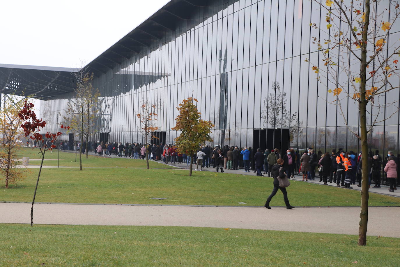 El vacunódromo abre de nuevo este martes para avanzar en la vacunación con colas rápidas tanto de mayores de 60 años como de personal sociosanitario | El día 8 la vacunación llega a internos y funcionarios de prisiones | El siguiente reto de Antención Primaria será vacunar a los niños, previsiblemente antes de navidad .