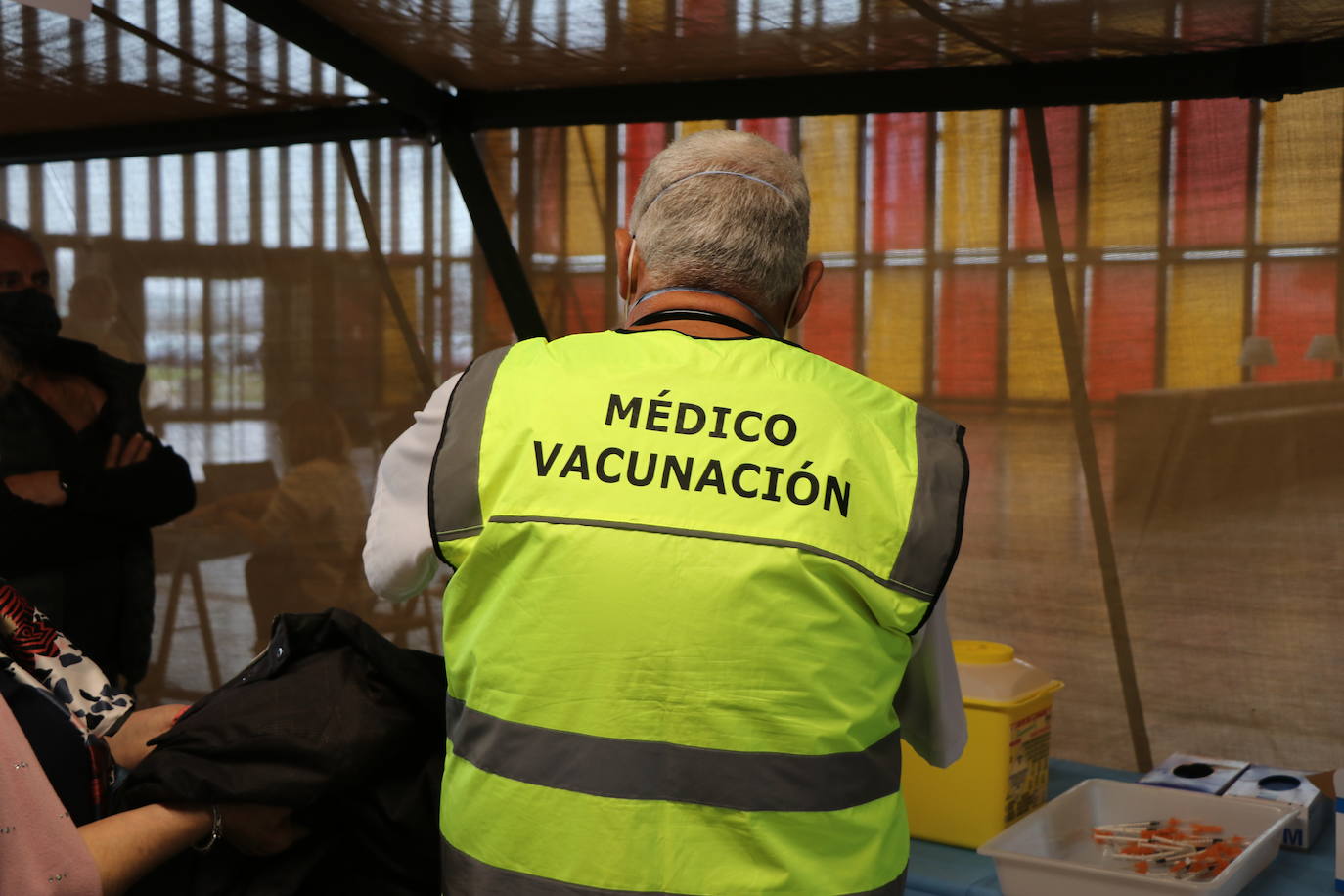 El vacunódromo abre de nuevo este martes para avanzar en la vacunación con colas rápidas tanto de mayores de 60 años como de personal sociosanitario | El día 8 la vacunación llega a internos y funcionarios de prisiones | El siguiente reto de Antención Primaria será vacunar a los niños, previsiblemente antes de navidad .
