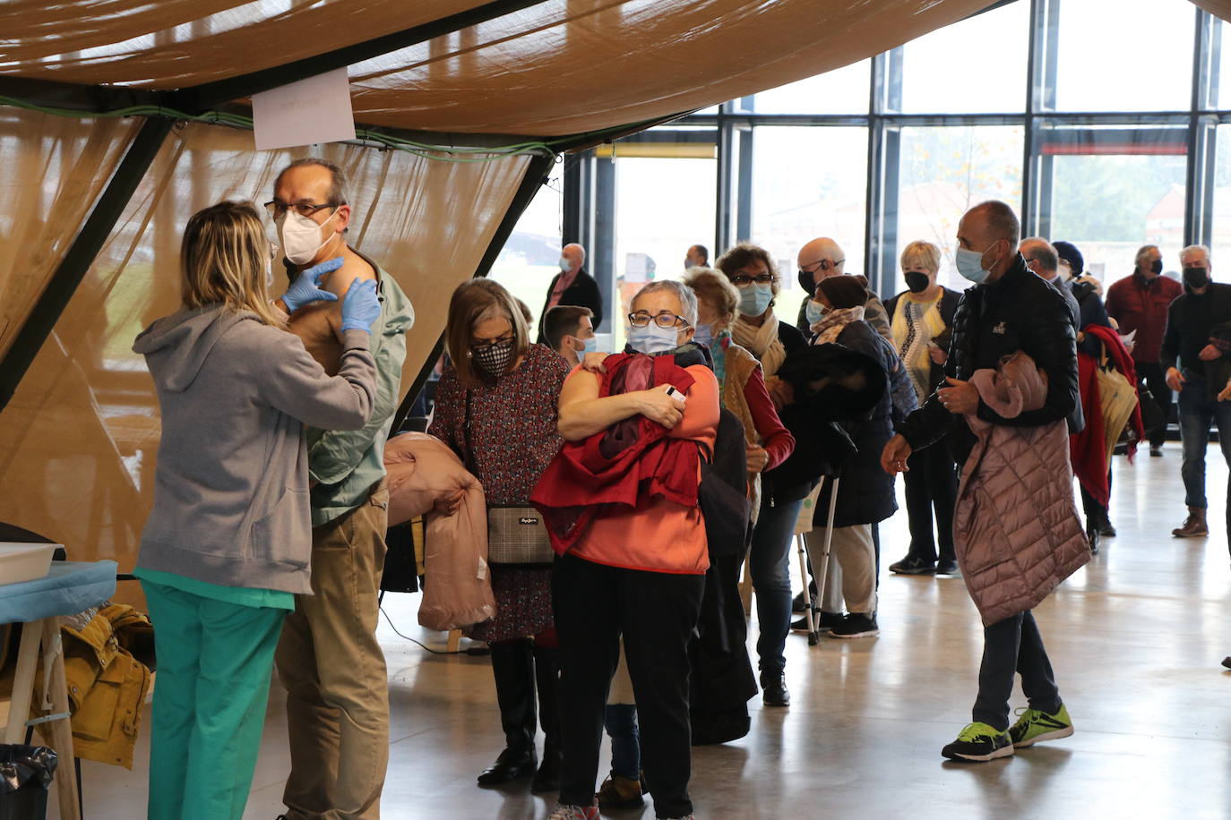 El vacunódromo abre de nuevo este martes para avanzar en la vacunación con colas rápidas tanto de mayores de 60 años como de personal sociosanitario | El día 8 la vacunación llega a internos y funcionarios de prisiones | El siguiente reto de Antención Primaria será vacunar a los niños, previsiblemente antes de navidad .