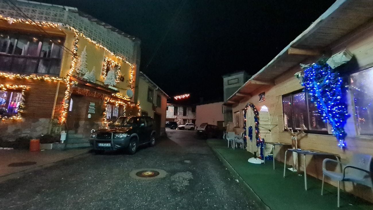 Más de 350 piezas forman este año el singular Belén de la localidad leonesa de La Mata de la Bérbula, que 'salta' de la fachada de un inmueble de la localidad al techo de una terraza | «Queremos que la gente entre y se sienta dentro de un cuento», asegura su impulsor. 