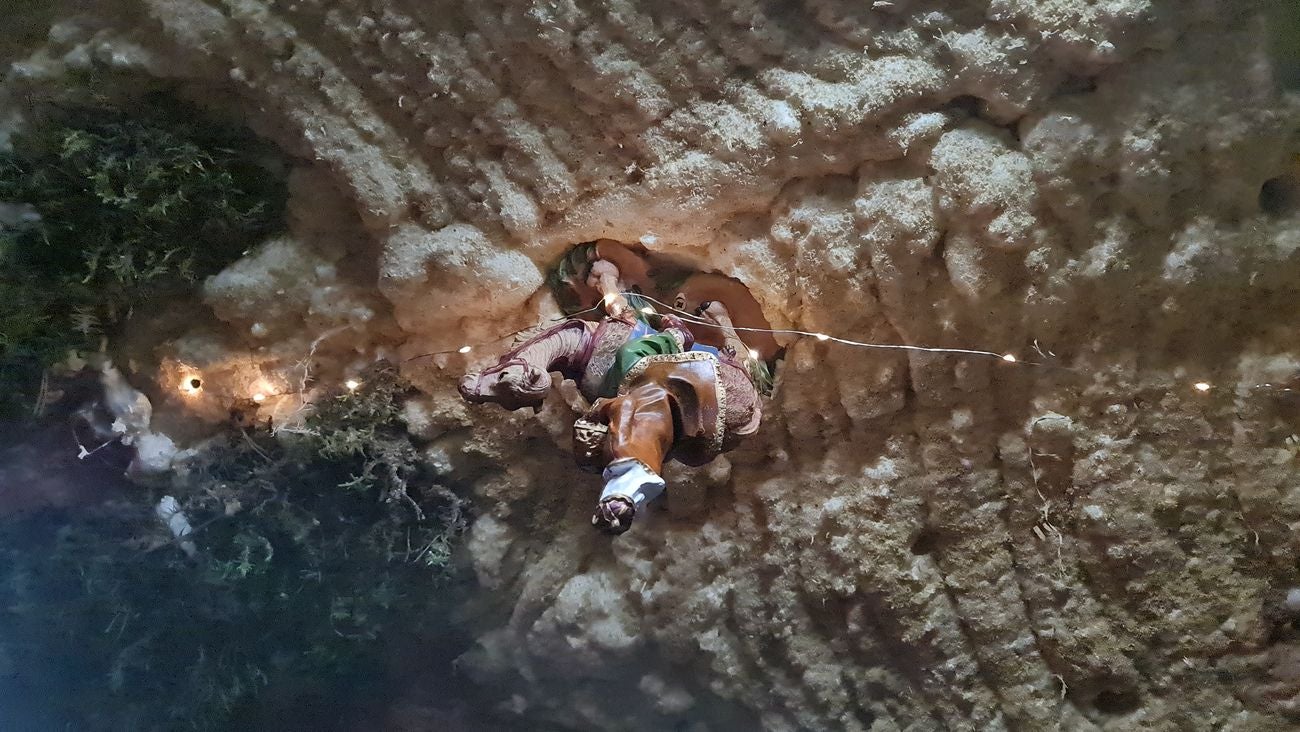 Más de 350 piezas forman este año el singular Belén de la localidad leonesa de La Mata de la Bérbula, que 'salta' de la fachada de un inmueble de la localidad al techo de una terraza | «Queremos que la gente entre y se sienta dentro de un cuento», asegura su impulsor. 