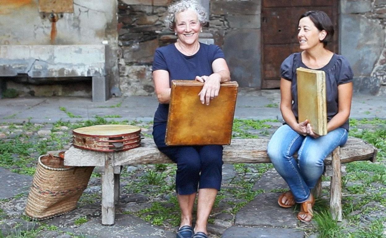 Villablino rinde homenaje a Carmen Marentes por su labor en favor de la cultura lacianiega. 