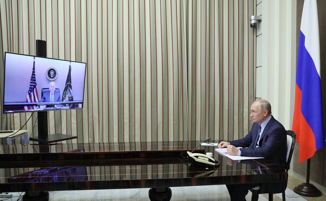 El presidente ruso, Vladímir Putin, durante la reunión que mantuvo ayer por videoconferencia con su homólogo estadounidense, Joe Biden. 