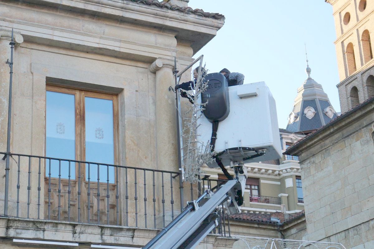 Empleados municipales colocan luces navideñas en el consistorio de San Marcelo. La tarea, por contrato, debería ser realizada por la adjudicataria del servicio.