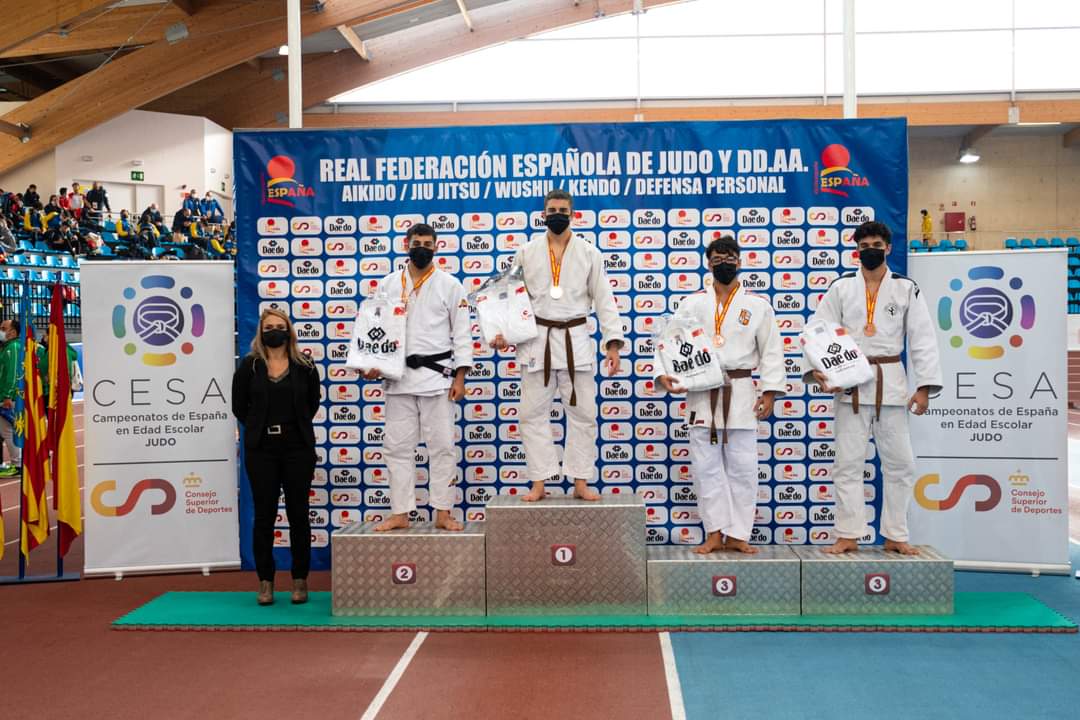 El leonés Mario Pinto en el tercer cajón del podio tras vencer a Roberto Díaz.