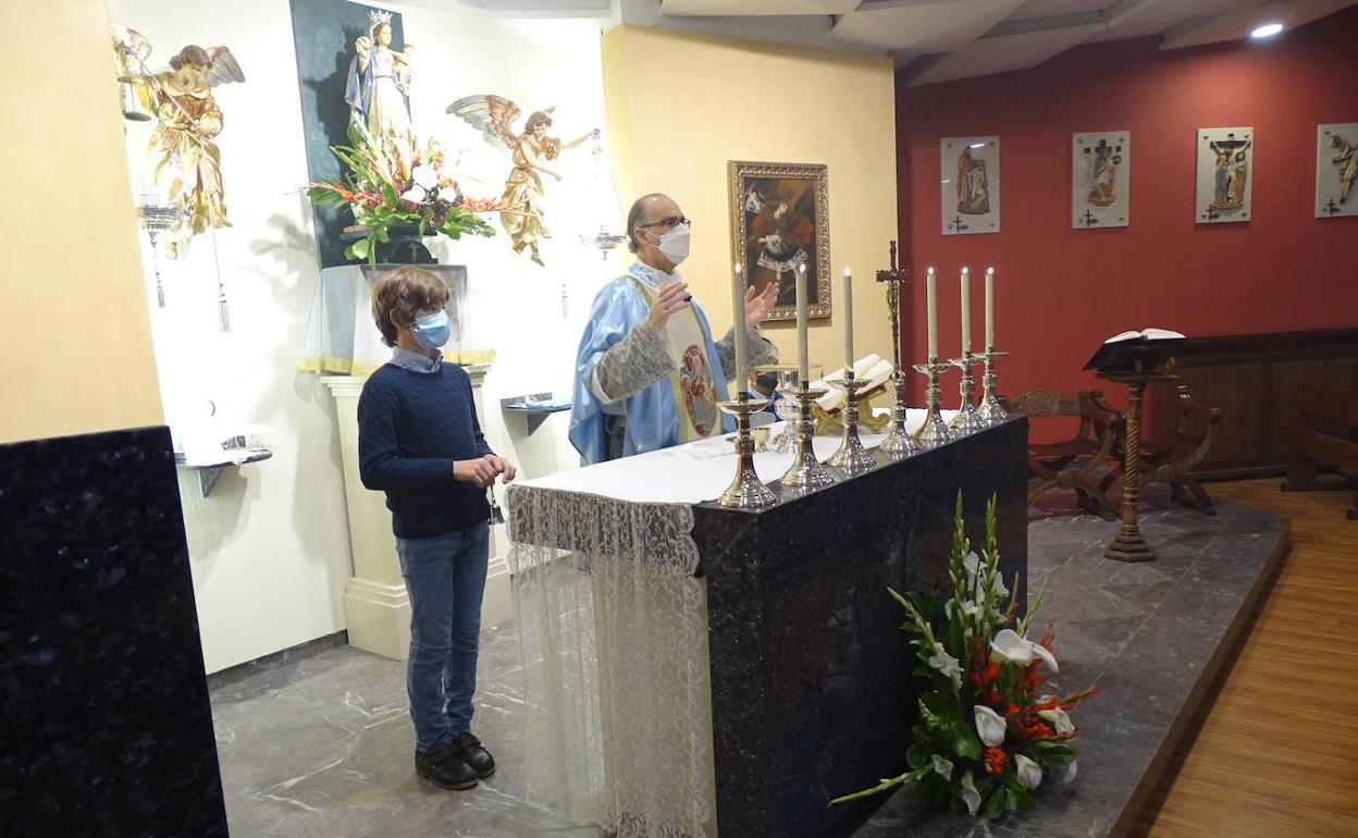 La celebración de la misa hoy ha sido en el oratorio del colegio