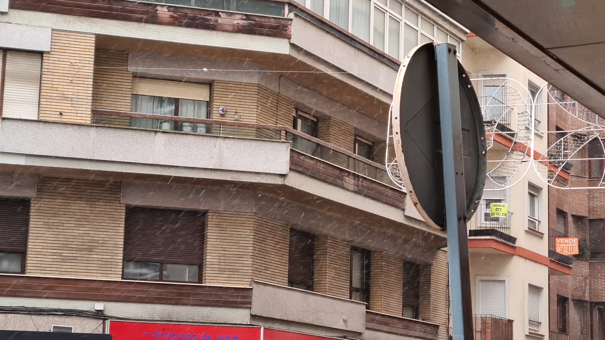 Una ligera nevada sacude la mañana donde el suelo mojado impide que permanezca.