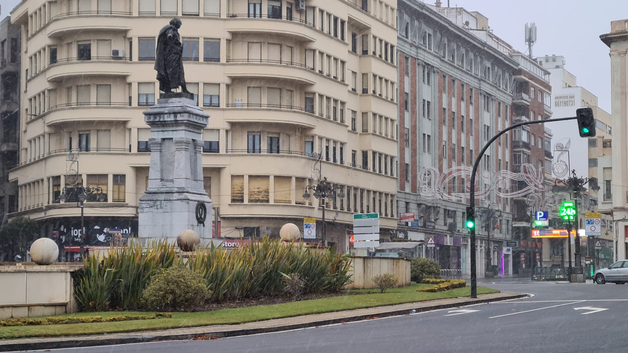 Una ligera nevada sacude la mañana donde el suelo mojado impide que permanezca.