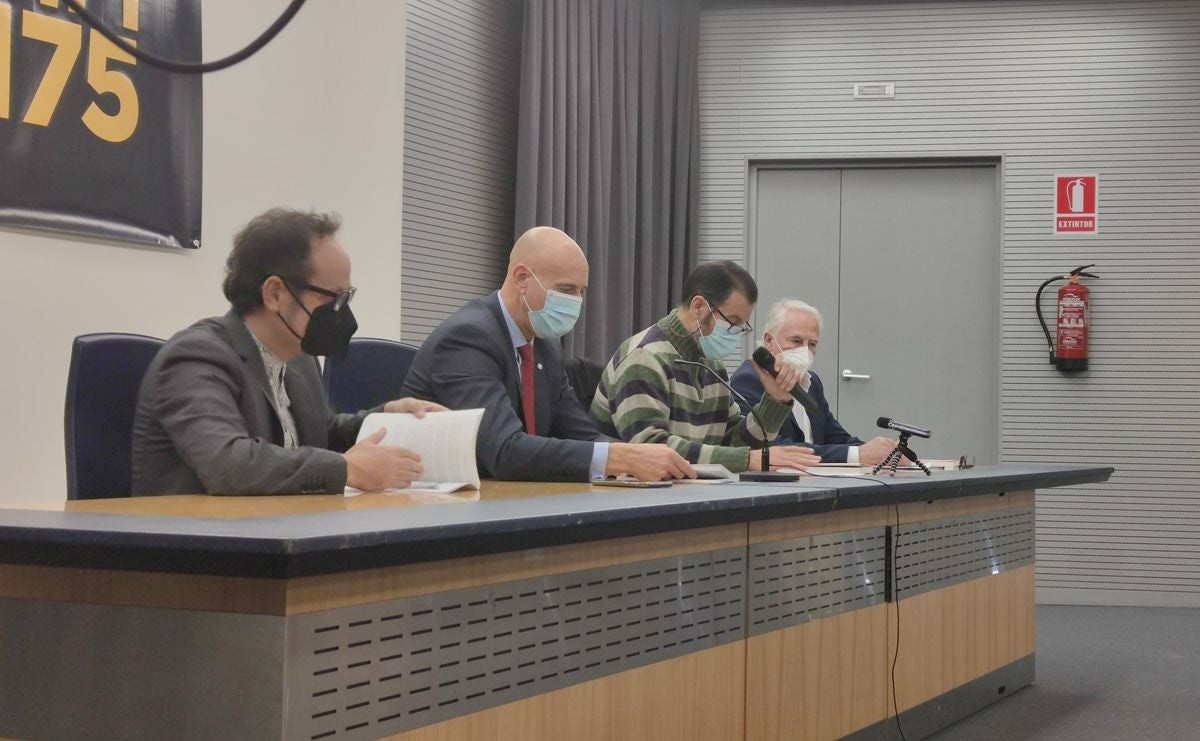 El salón de actos del Ayuntamiento de León ha acogido la presentación del libro conmemorativo del 175 aniversario del Instituto Padre Isla.