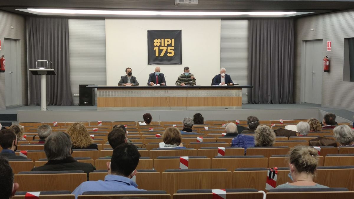 El salón de actos del Ayuntamiento de León ha acogido la presentación del libro conmemorativo del 175 aniversario del Instituto Padre Isla.