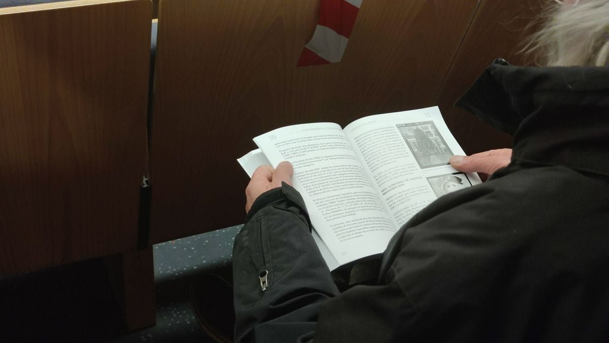 El salón de actos del Ayuntamiento de León ha acogido la presentación del libro conmemorativo del 175 aniversario del Instituto Padre Isla.