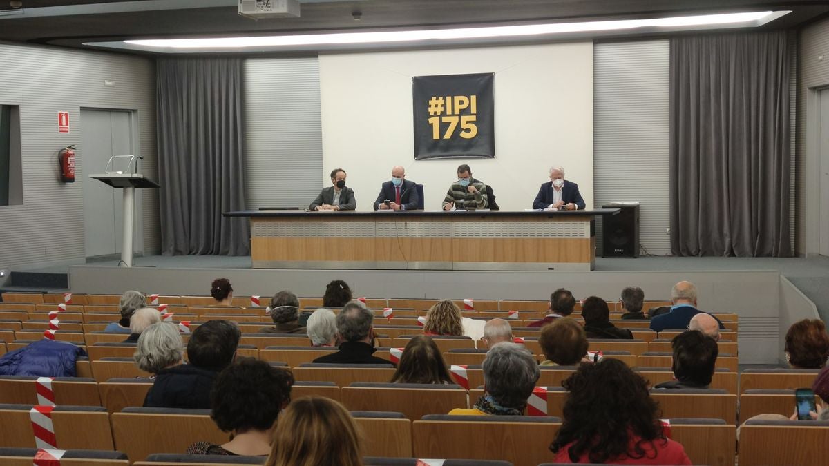 El salón de actos del Ayuntamiento de León ha acogido la presentación del libro conmemorativo del 175 aniversario del Instituto Padre Isla.