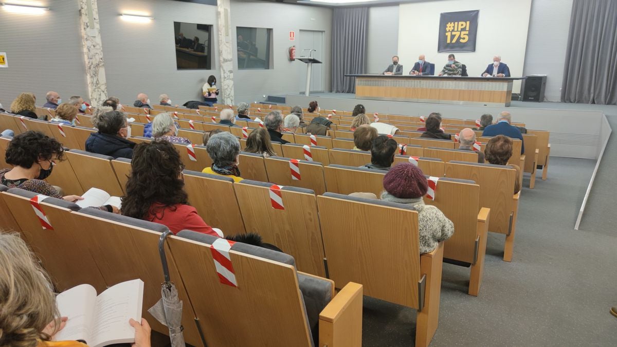 El salón de actos del Ayuntamiento de León ha acogido la presentación del libro conmemorativo del 175 aniversario del Instituto Padre Isla.
