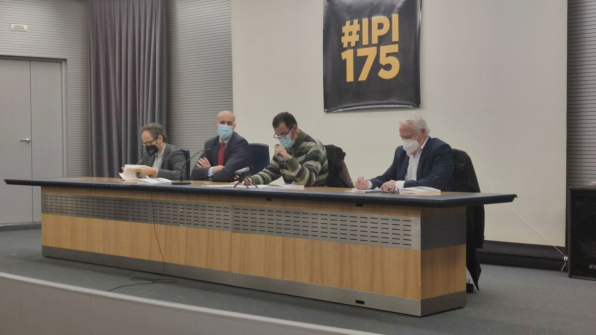 El salón de actos del Ayuntamiento de León ha acogido la presentación del libro conmemorativo del 175 aniversario del Instituto Padre Isla.