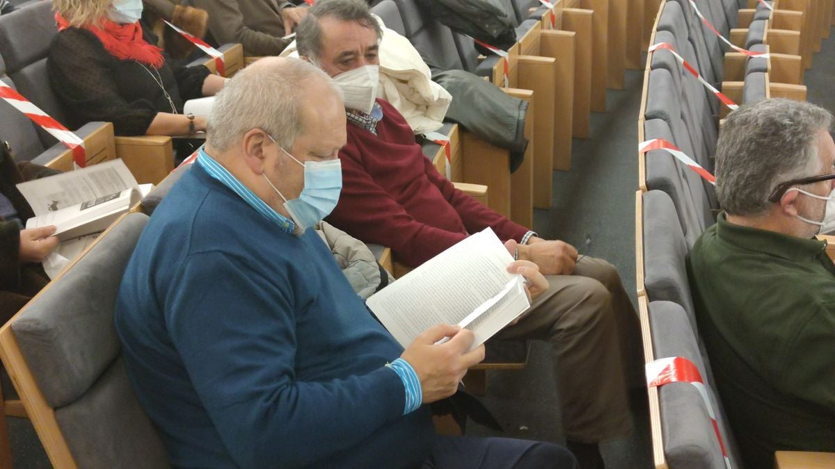 El salón de actos del Ayuntamiento de León ha acogido la presentación del libro conmemorativo del 175 aniversario del Instituto Padre Isla.
