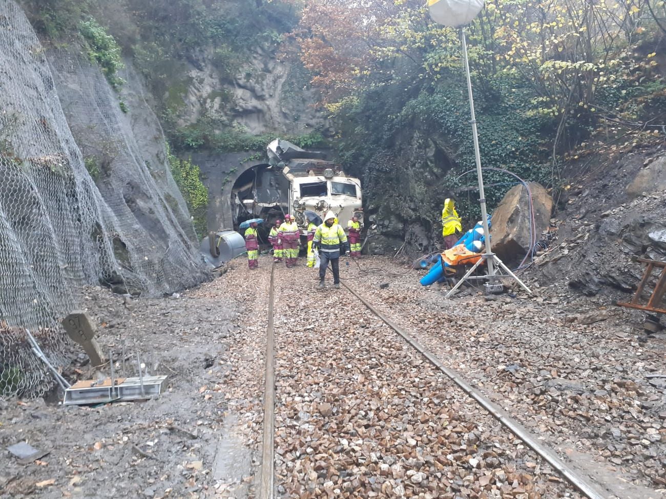 Más de 50 trabajadores han hecho posible restablecer el servicio ferroviario con jornadas de tres turnos diarios, cubriendo las 24 horas, en una zona de difícil acceso por su orografía y con condiciones atmosféricas adversas. 