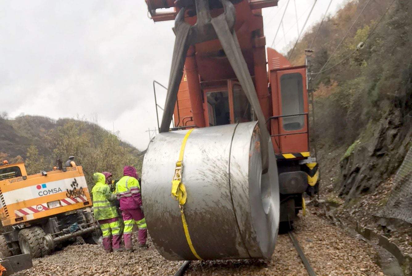 Más de 50 trabajadores han hecho posible restablecer el servicio ferroviario con jornadas de tres turnos diarios, cubriendo las 24 horas, en una zona de difícil acceso por su orografía y con condiciones atmosféricas adversas. 