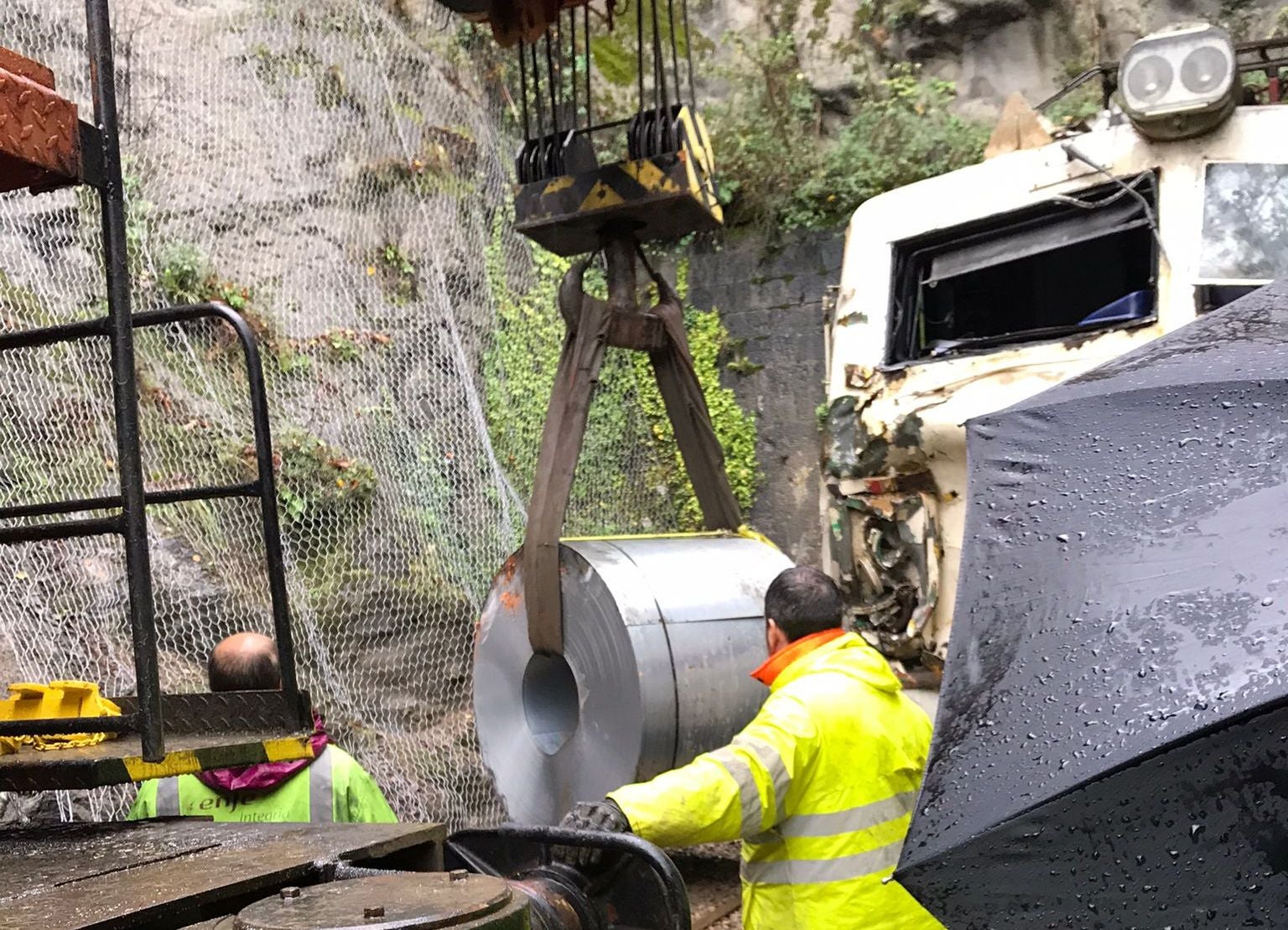 Más de 50 trabajadores han hecho posible restablecer el servicio ferroviario con jornadas de tres turnos diarios, cubriendo las 24 horas, en una zona de difícil acceso por su orografía y con condiciones atmosféricas adversas. 