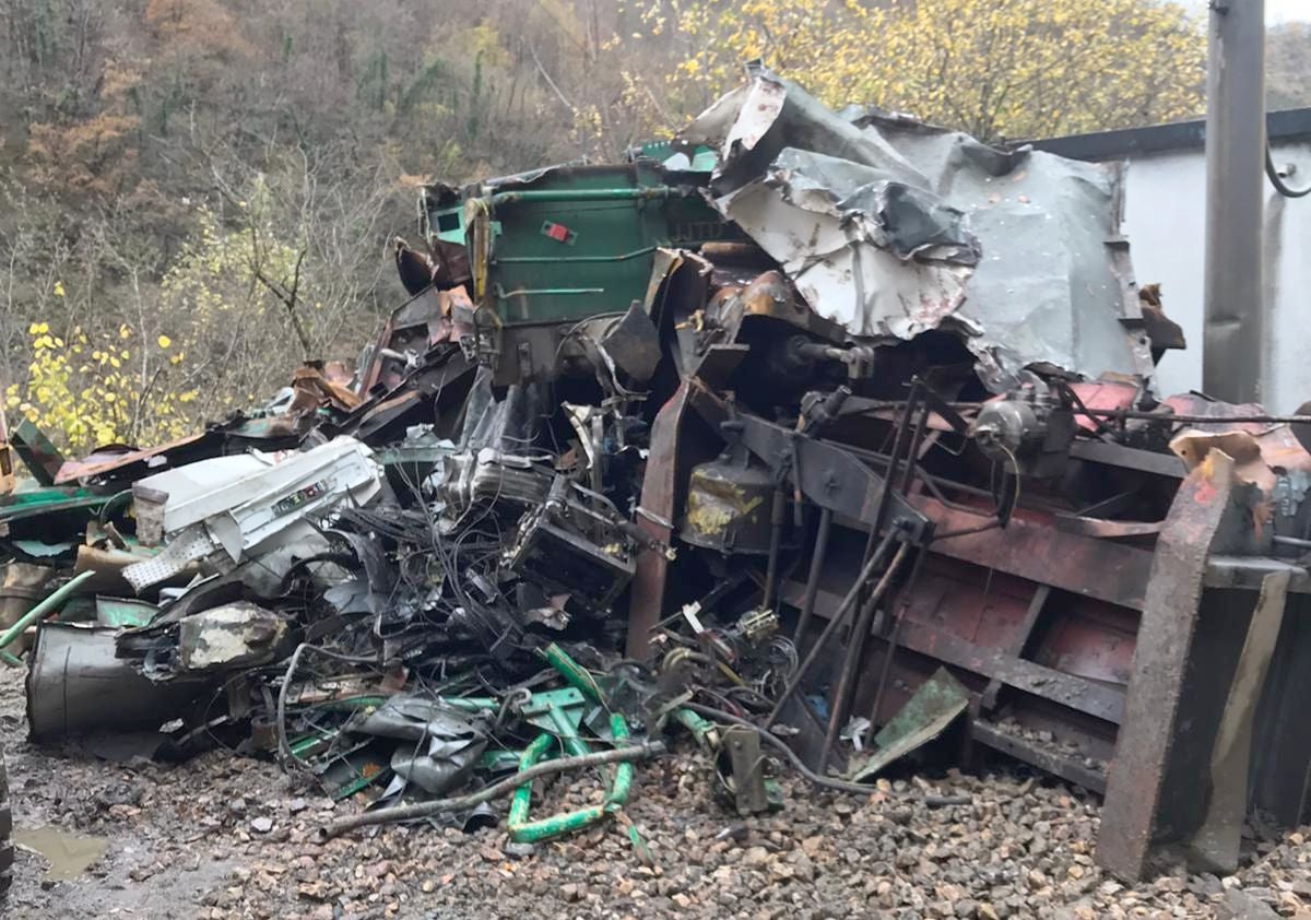 Más de 50 trabajadores han hecho posible restablecer el servicio ferroviario con jornadas de tres turnos diarios, cubriendo las 24 horas, en una zona de difícil acceso por su orografía y con condiciones atmosféricas adversas. 