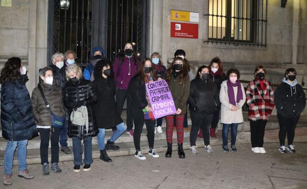 Mujeres concentradas en León contra la violación por sumisión química. 