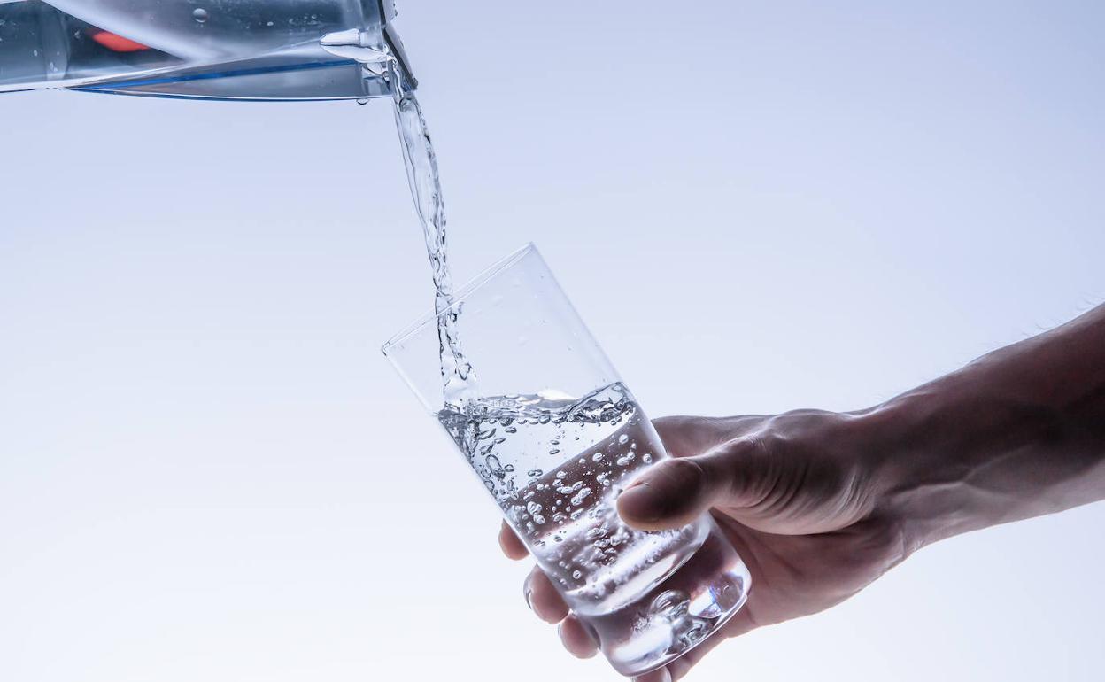 El agua, además de necesario para el cuerpo, tiene múltiples beneficios. 