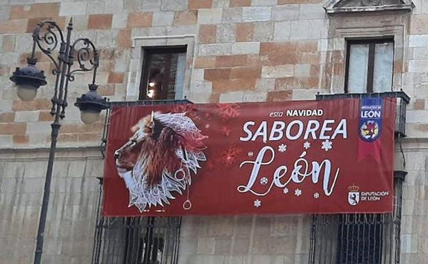 El pasado año la Diputación colocó una pancarta desde los balcones de la sede para promocionar la Navidad con productos de León. 