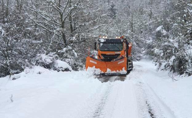 Una quitanieves limpia una carretera de la provincia de León.