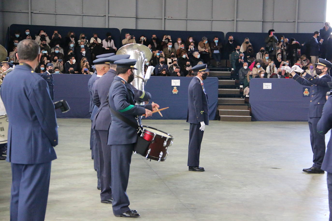 La Academia Básica del Aire recupera tras el parón por la pandemia los actos conmemorativos en honor a la patrona del Ejército del Aire | 312 Caballeros y Damas alumnos juraron fidelidad a la Bandera en un acto sin besos pero cargado de emoción.