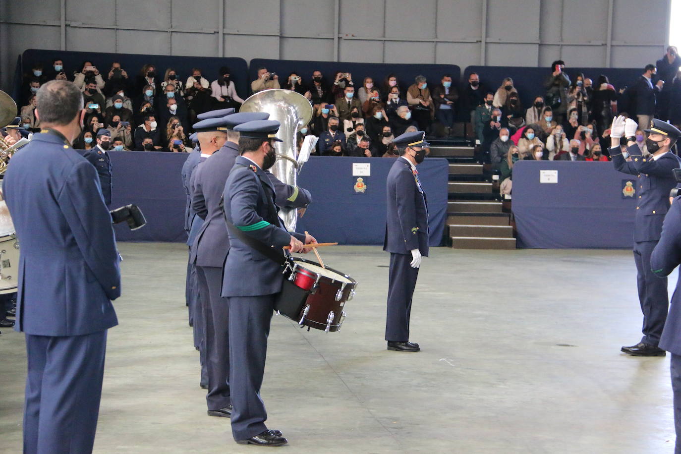 La Academia Básica del Aire recupera tras el parón por la pandemia los actos conmemorativos en honor a la patrona del Ejército del Aire | 312 Caballeros y Damas alumnos juraron fidelidad a la Bandera en un acto sin besos pero cargado de emoción.