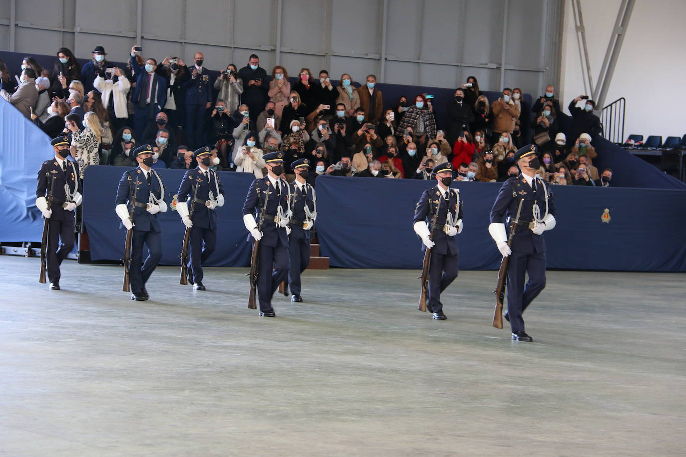 La Academia Básica del Aire recupera tras el parón por la pandemia los actos conmemorativos en honor a la patrona del Ejército del Aire | 312 Caballeros y Damas alumnos juraron fidelidad a la Bandera en un acto sin besos pero cargado de emoción.