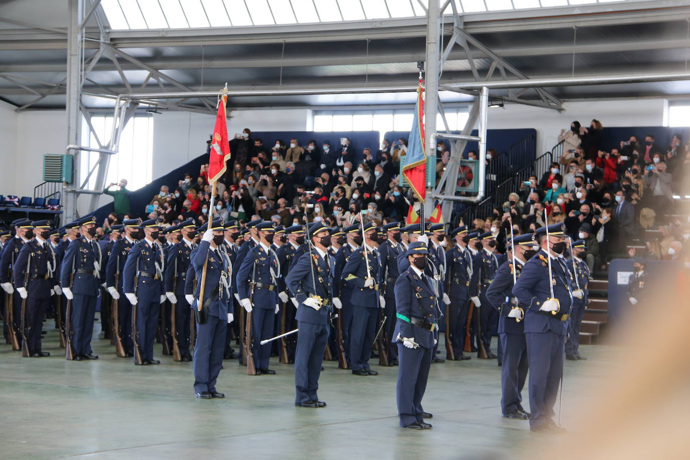 La Academia Básica del Aire recupera tras el parón por la pandemia los actos conmemorativos en honor a la patrona del Ejército del Aire | 312 Caballeros y Damas alumnos juraron fidelidad a la Bandera en un acto sin besos pero cargado de emoción.