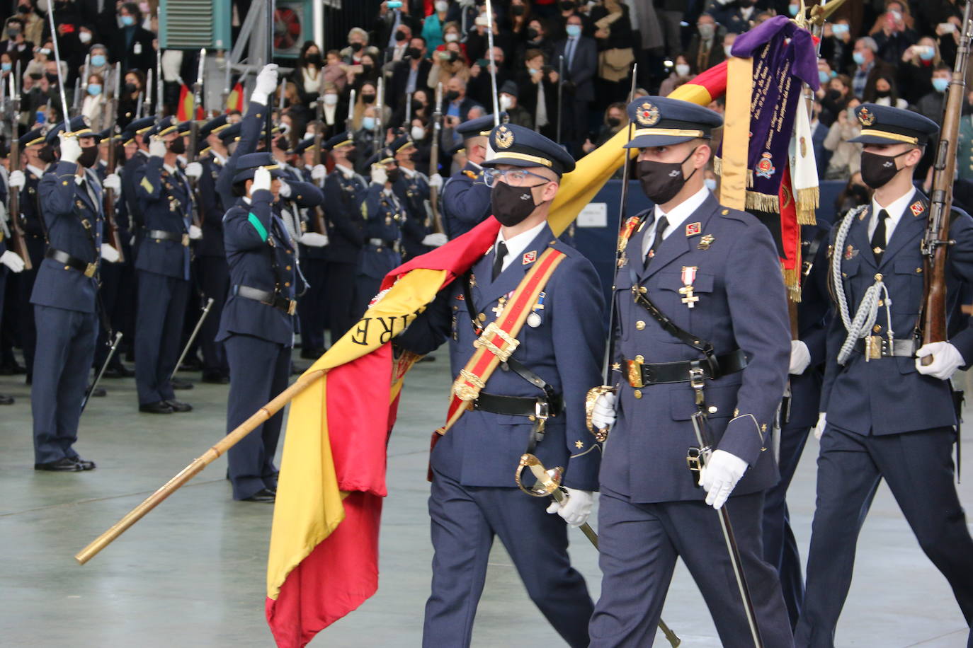 La Academia Básica del Aire recupera tras el parón por la pandemia los actos conmemorativos en honor a la patrona del Ejército del Aire | 312 Caballeros y Damas alumnos juraron fidelidad a la Bandera en un acto sin besos pero cargado de emoción.