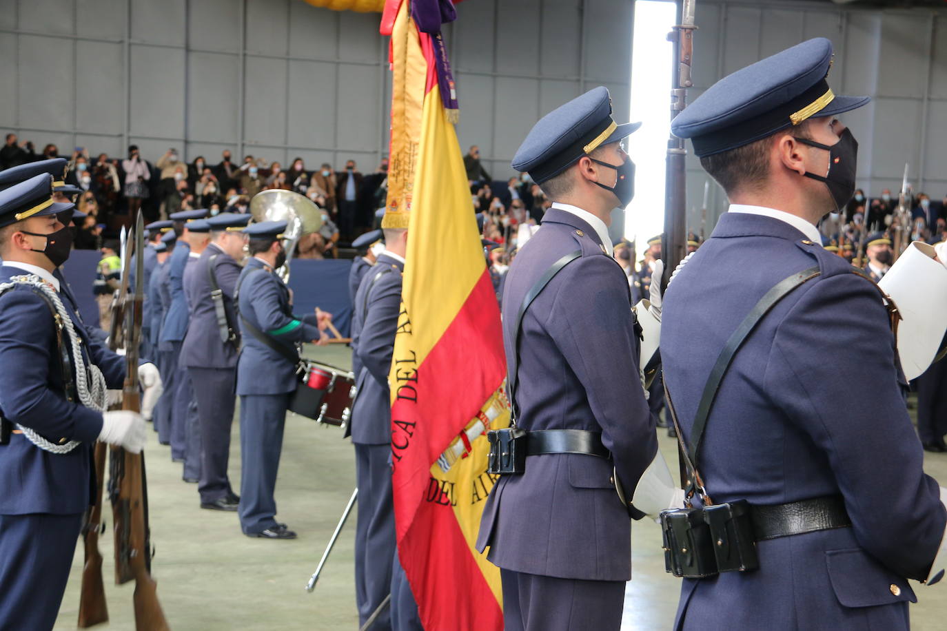 La Academia Básica del Aire recupera tras el parón por la pandemia los actos conmemorativos en honor a la patrona del Ejército del Aire | 312 Caballeros y Damas alumnos juraron fidelidad a la Bandera en un acto sin besos pero cargado de emoción.