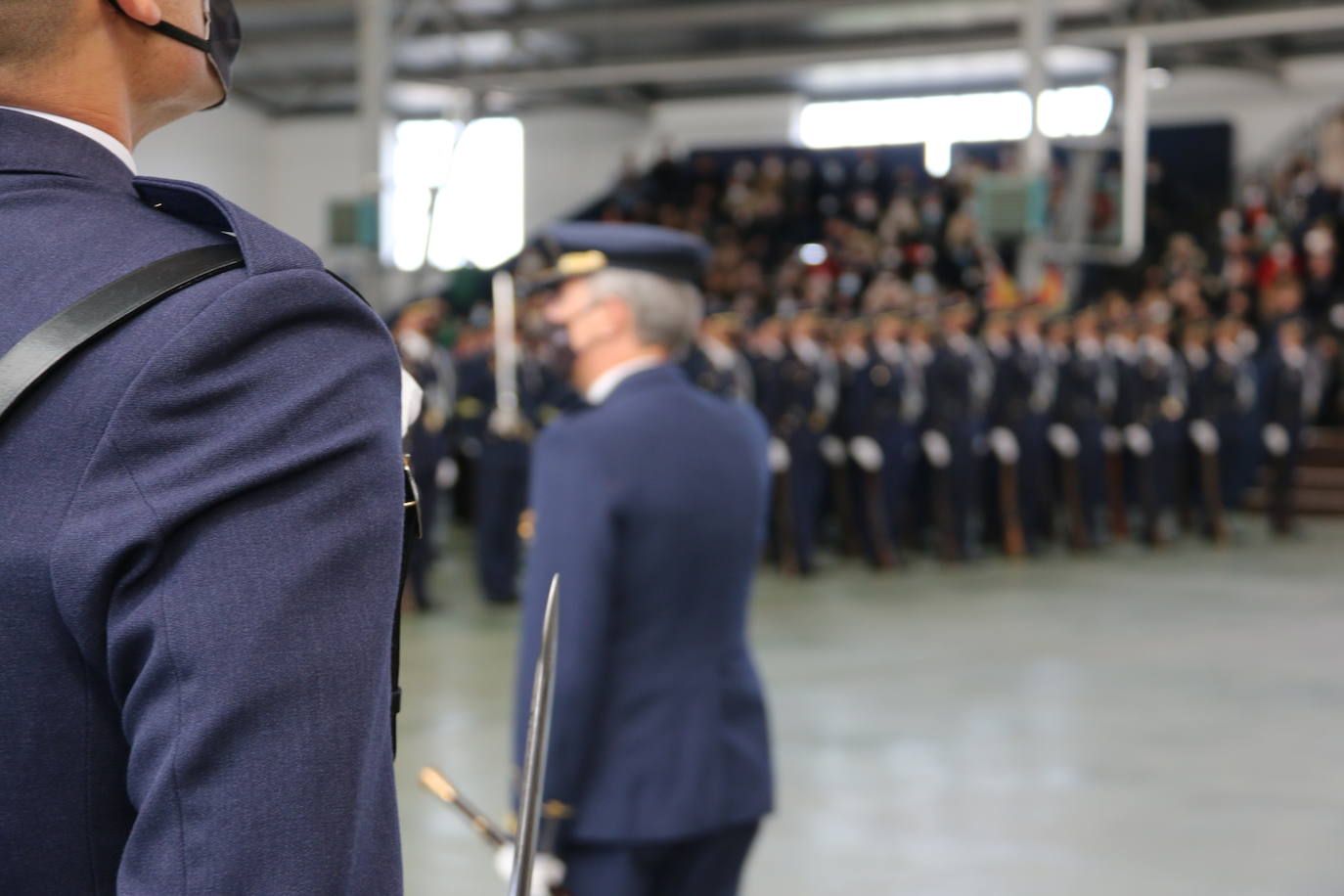 La Academia Básica del Aire recupera tras el parón por la pandemia los actos conmemorativos en honor a la patrona del Ejército del Aire | 312 Caballeros y Damas alumnos juraron fidelidad a la Bandera en un acto sin besos pero cargado de emoción.