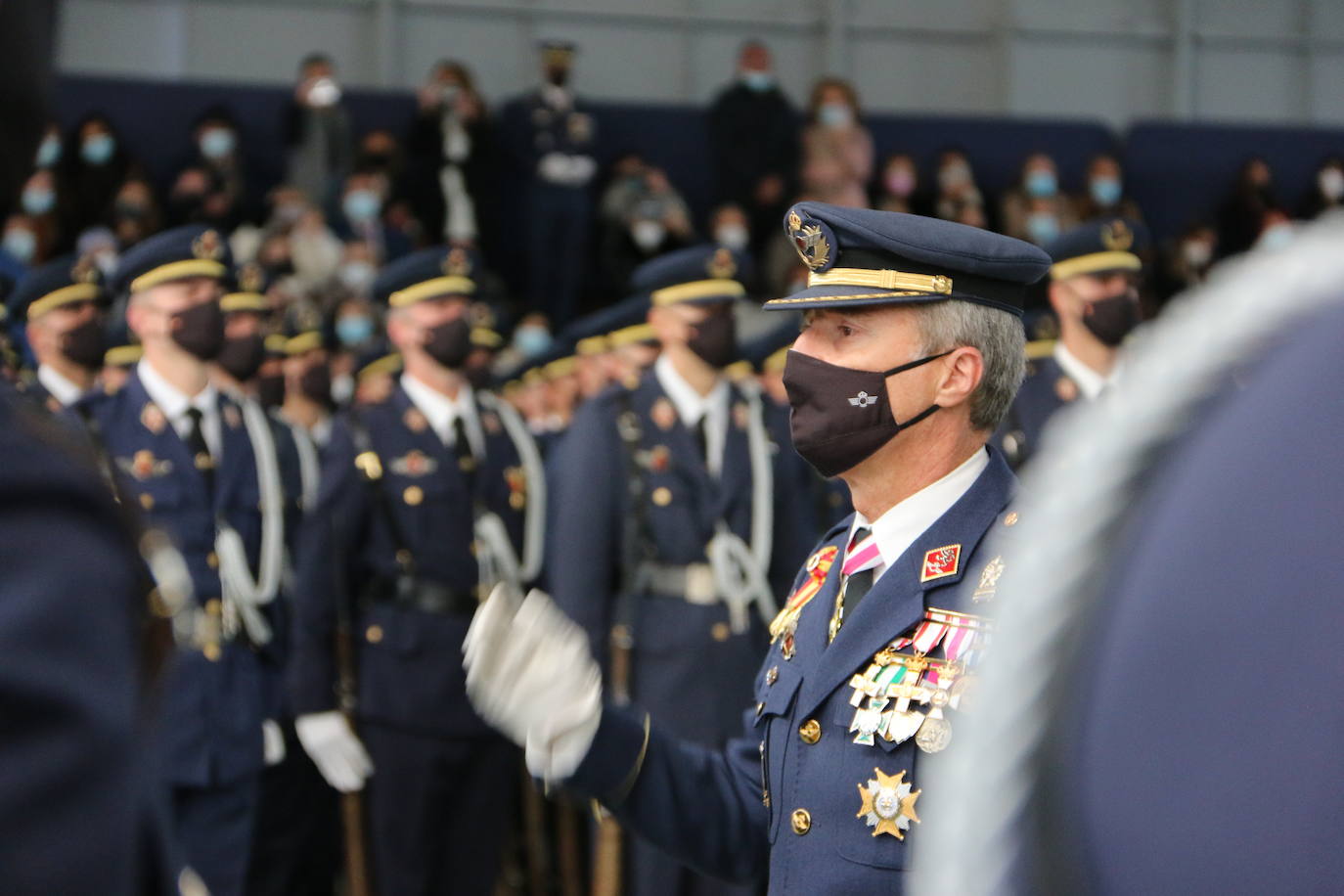 La Academia Básica del Aire recupera tras el parón por la pandemia los actos conmemorativos en honor a la patrona del Ejército del Aire | 312 Caballeros y Damas alumnos juraron fidelidad a la Bandera en un acto sin besos pero cargado de emoción.