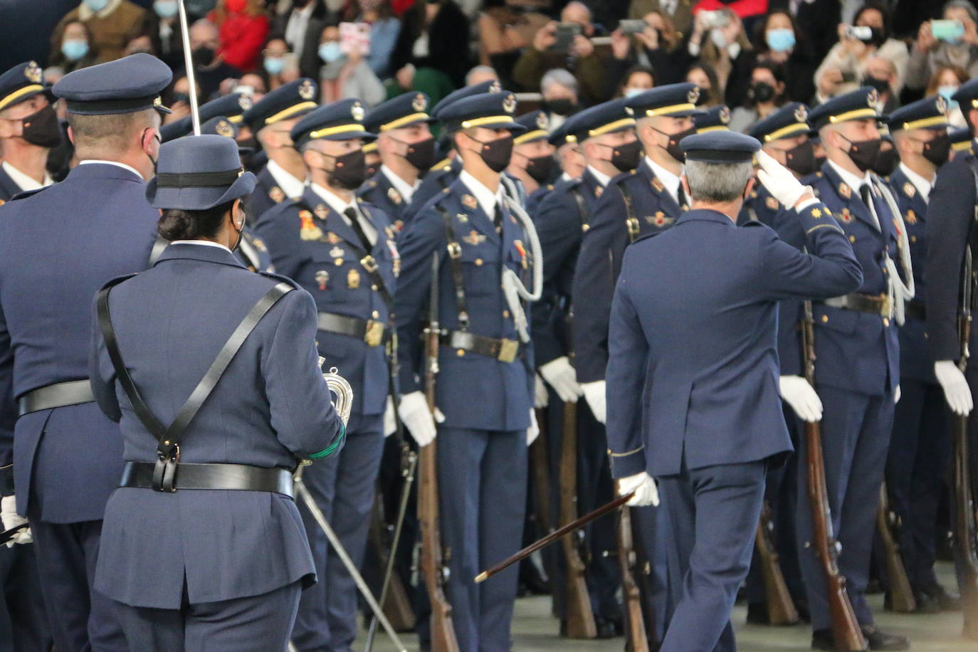 La Academia Básica del Aire recupera tras el parón por la pandemia los actos conmemorativos en honor a la patrona del Ejército del Aire | 312 Caballeros y Damas alumnos juraron fidelidad a la Bandera en un acto sin besos pero cargado de emoción.