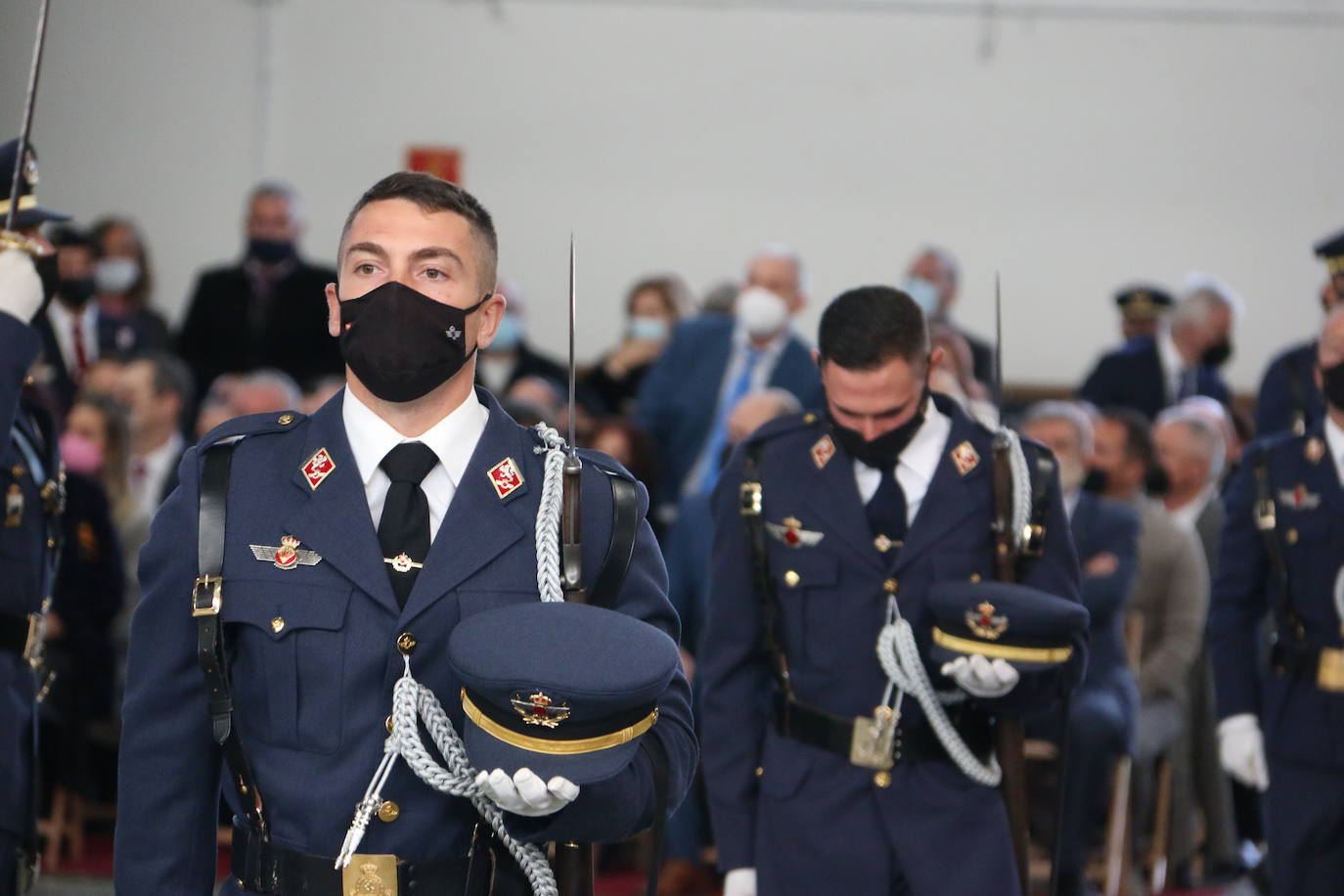 La Academia Básica del Aire recupera tras el parón por la pandemia los actos conmemorativos en honor a la patrona del Ejército del Aire | 312 Caballeros y Damas alumnos juraron fidelidad a la Bandera en un acto sin besos pero cargado de emoción.