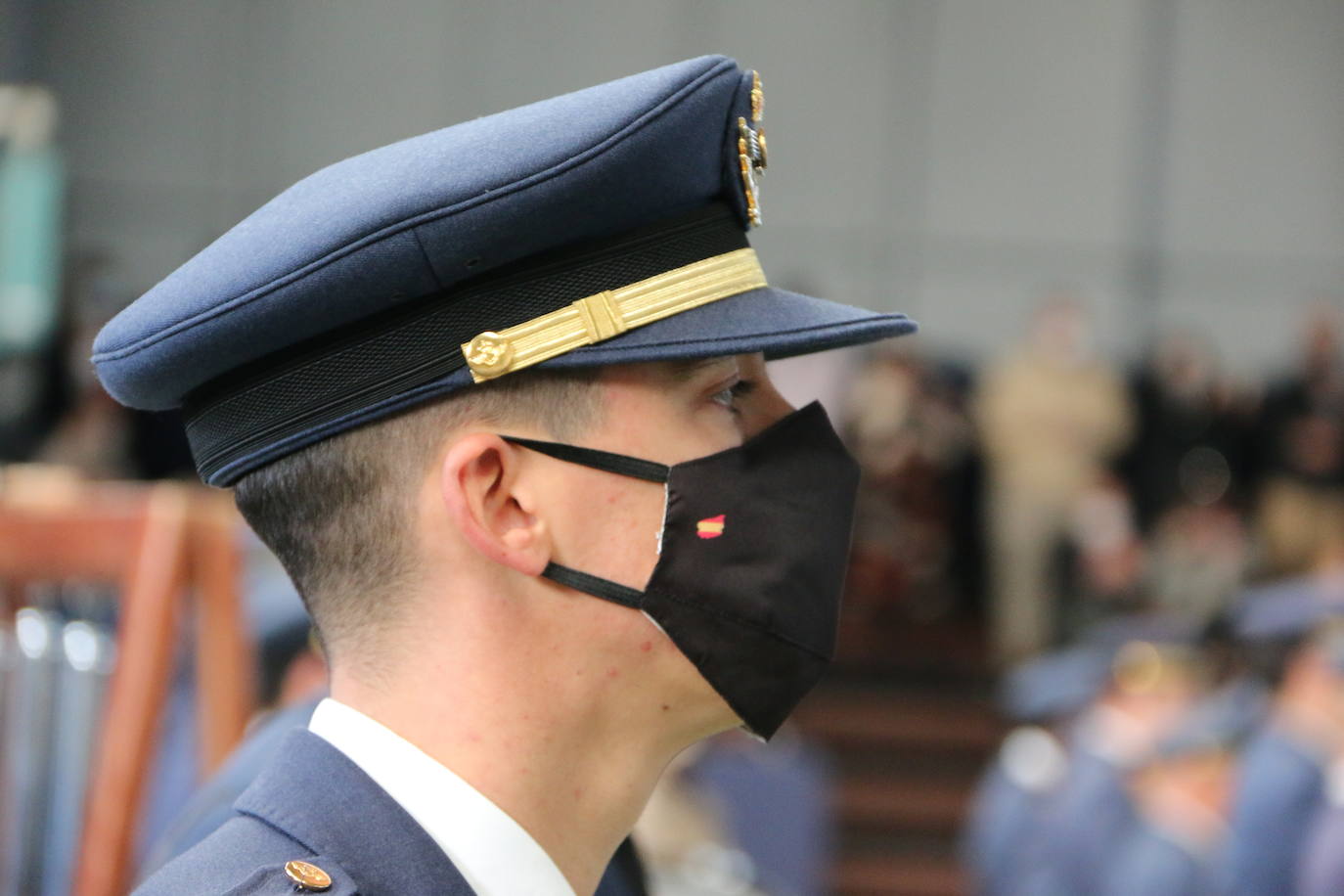 La Academia Básica del Aire recupera tras el parón por la pandemia los actos conmemorativos en honor a la patrona del Ejército del Aire | 312 Caballeros y Damas alumnos juraron fidelidad a la Bandera en un acto sin besos pero cargado de emoción.