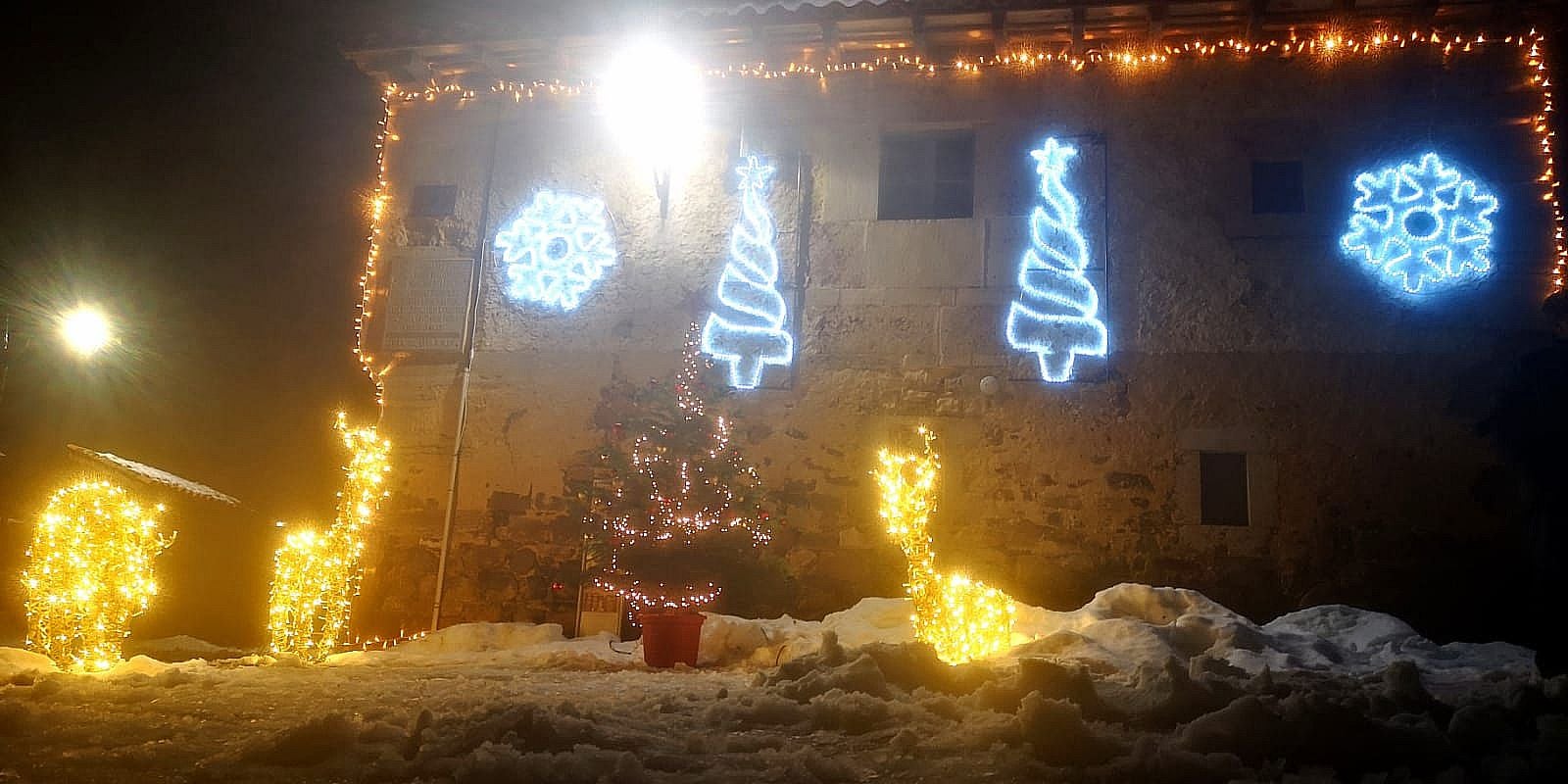 La localidad leonesa de Lois, con 24 adultos y un niño, se convierte en la gran protagonistas de la fecilitación navideña de la compañía eléctrica | La nueva iluminación será regalada a la pedanía como compensación por su participación en la iniciativa. 