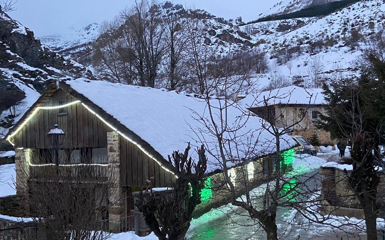 La localidad leonesa de Lois, con 24 adultos y un niño, se convierte en la gran protagonistas de la fecilitación navideña de la compañía eléctrica | La nueva iluminación será regalada a la pedanía como compensación por su participación en la iniciativa. 