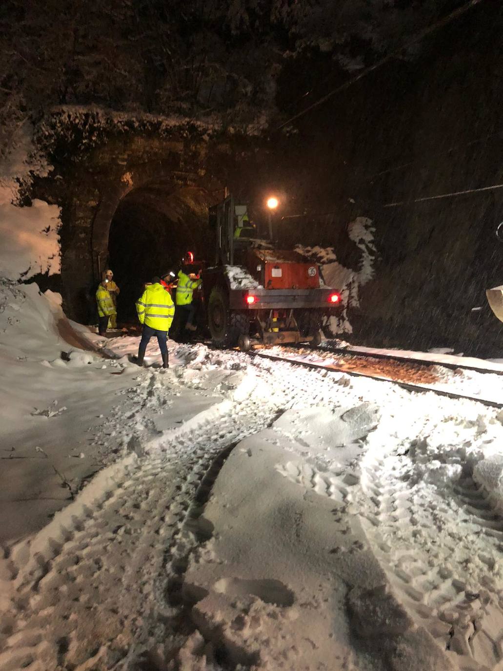 Más de 50 trabajadores han hecho posible restablecer el servicio ferroviario con jornadas de tres turnos diarios, cubriendo las 24 horas, en una zona de difícil acceso por su orografía y con condiciones atmosféricas adversas. 