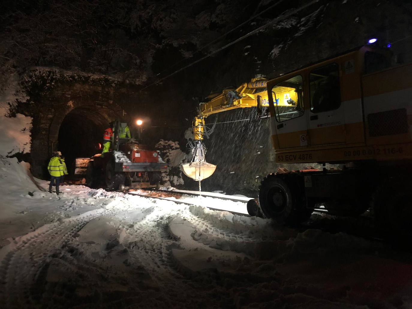 Más de 50 trabajadores han hecho posible restablecer el servicio ferroviario con jornadas de tres turnos diarios, cubriendo las 24 horas, en una zona de difícil acceso por su orografía y con condiciones atmosféricas adversas. 