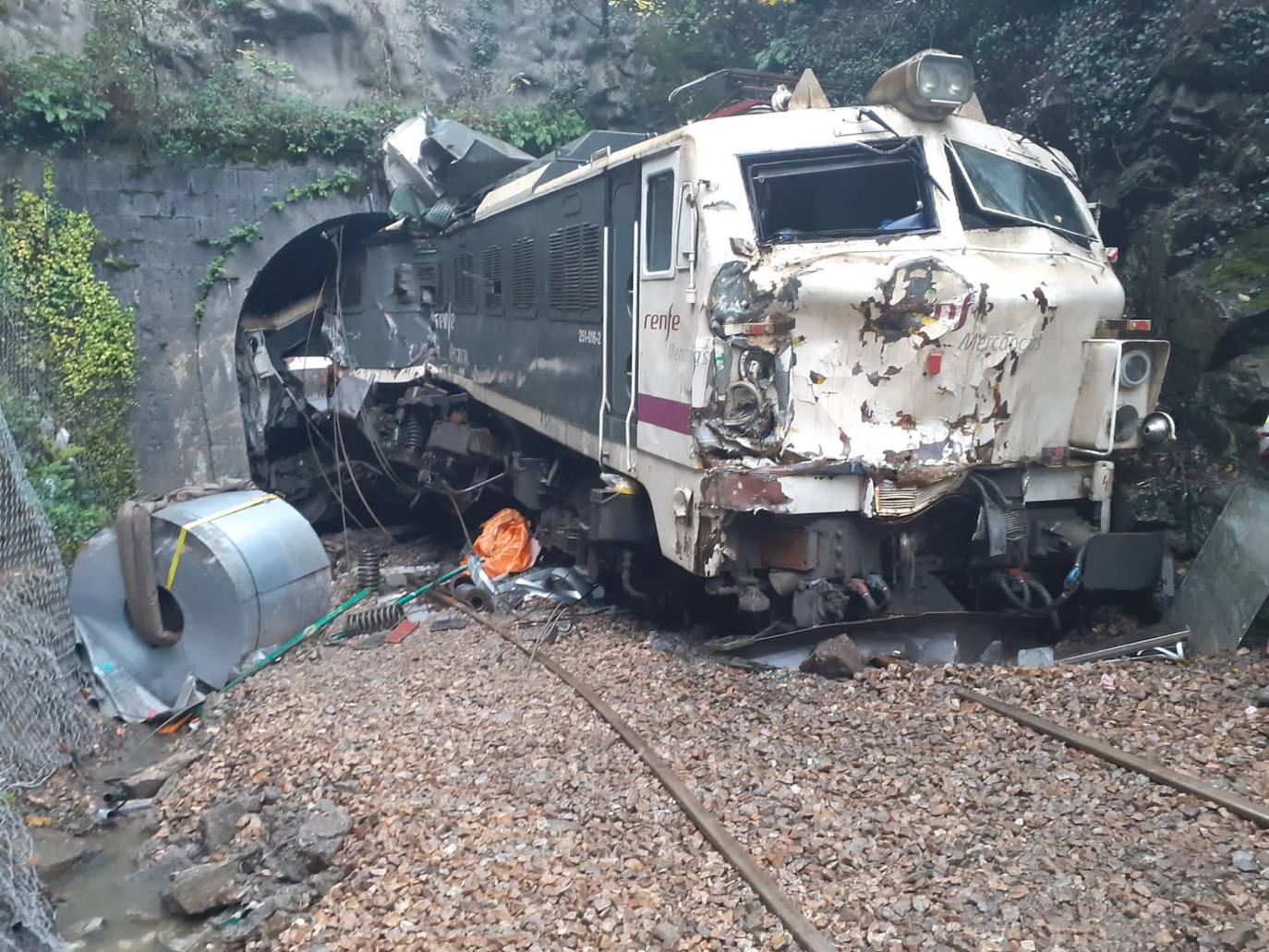 Más de 50 trabajadores han hecho posible restablecer el servicio ferroviario con jornadas de tres turnos diarios, cubriendo las 24 horas, en una zona de difícil acceso por su orografía y con condiciones atmosféricas adversas. 