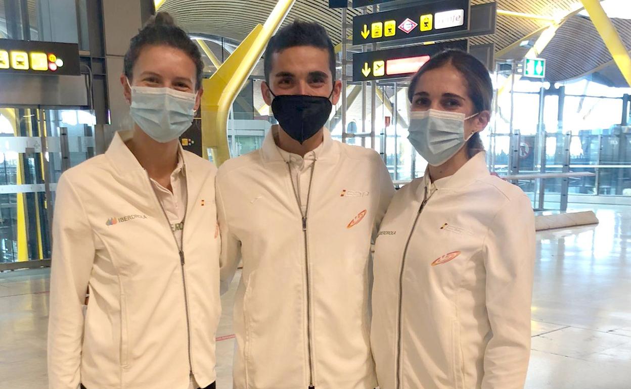 Blanca Fernández, Raúl Celada y Marta García, en el aeropuerto de Barajas justo antes de partir hacia Dublín, donde participarán en el Europeo de cross este domingo.