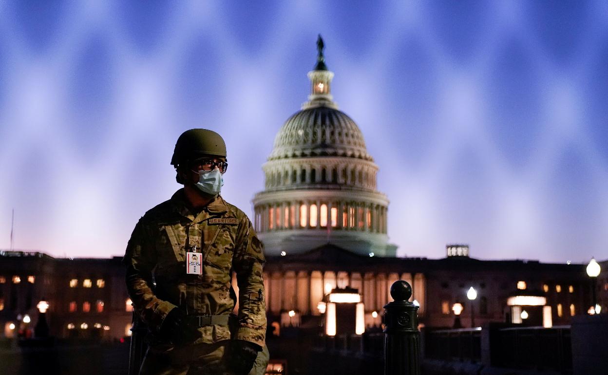 Un soldado hace guardia ante el Capitolio, mientras se debate el proceso de destitución del presidente Donald Trump.