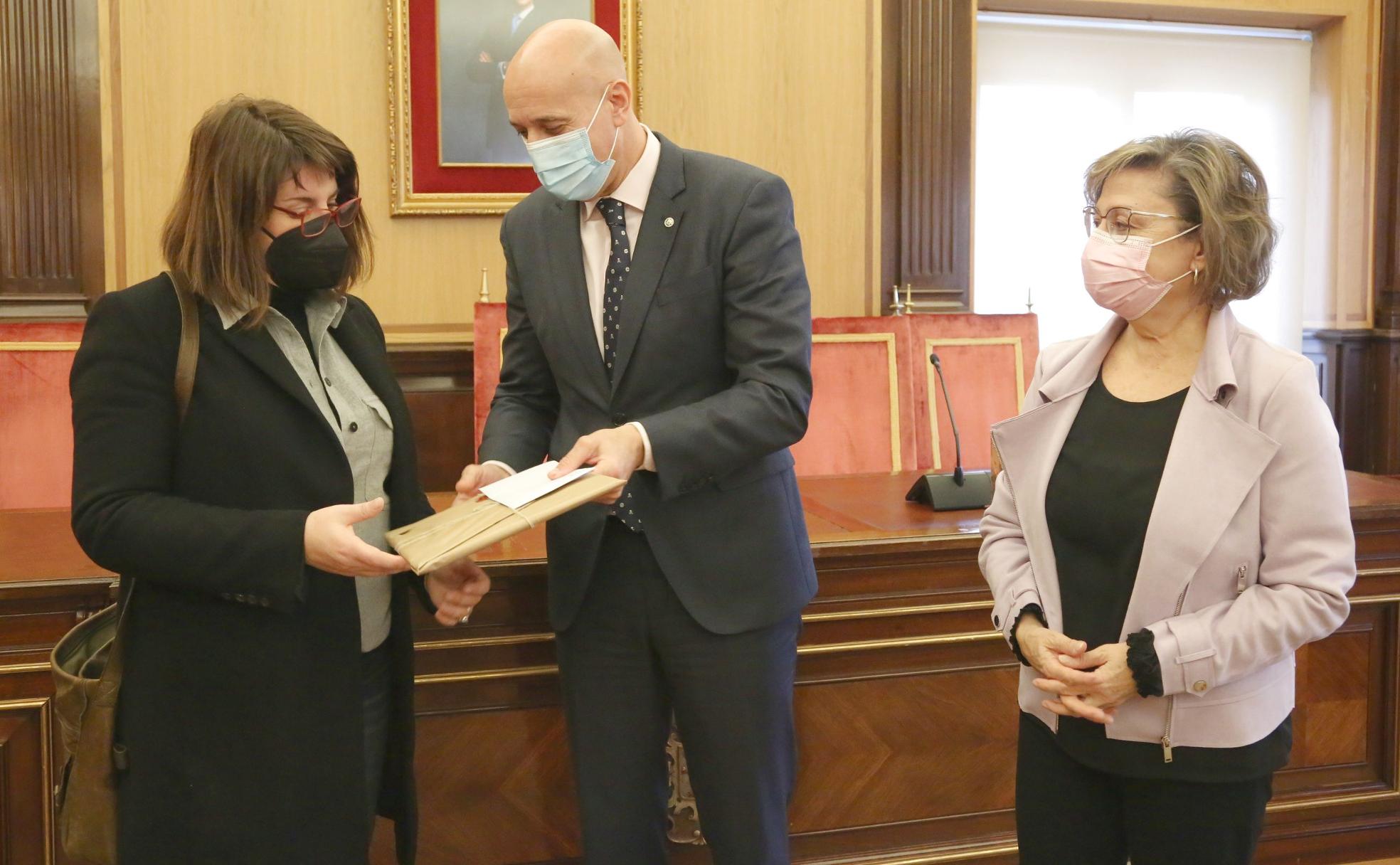 La poeta María Dolores López Maxtell recibe el galardón literario 'XVLVII Premio Nacional de Poesía Antonio González de Lama' de manos del alcalde de León, José Antonio Diez, y la concejala de Acción y Promoción Cultural, Evelia Fernández.