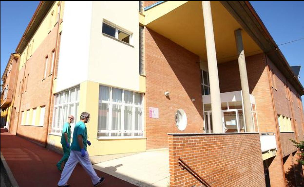 Fachada de la residencia 'Las Candelas', en la localidad berciana de Toreno. 