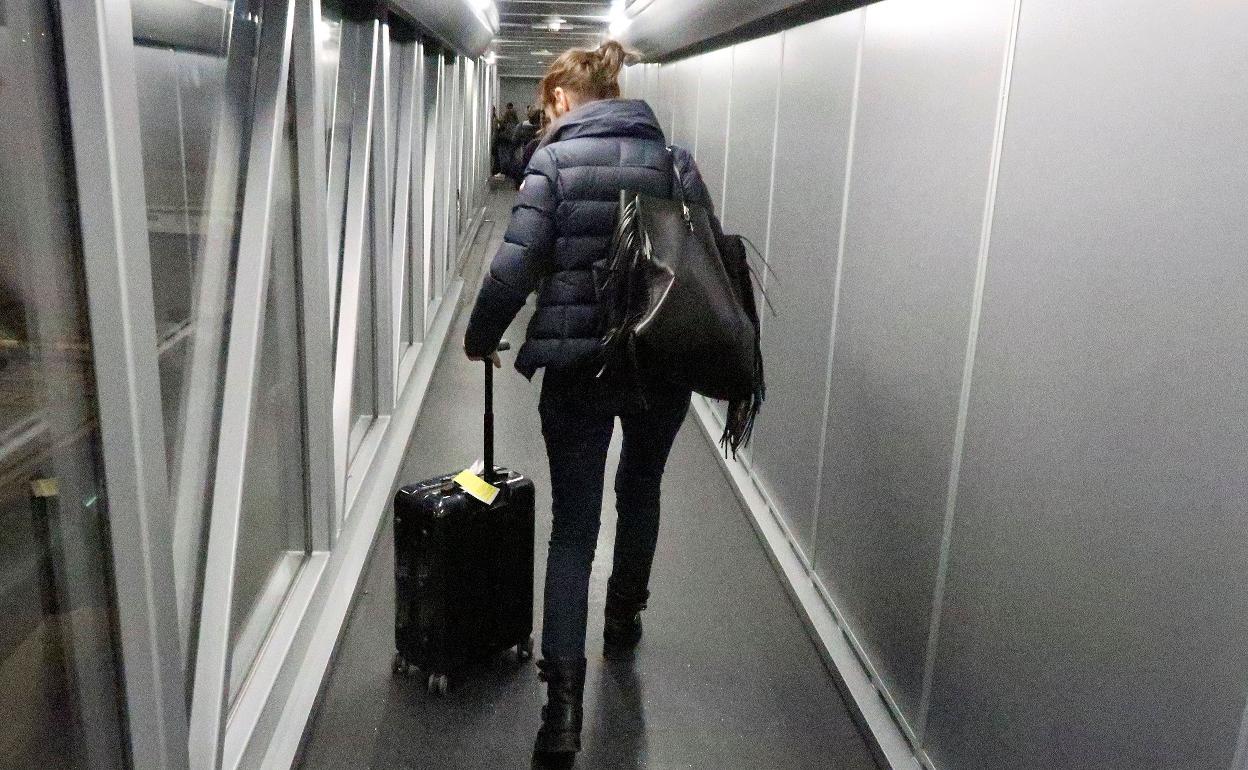 Un viajero embarcando en un vuelo.