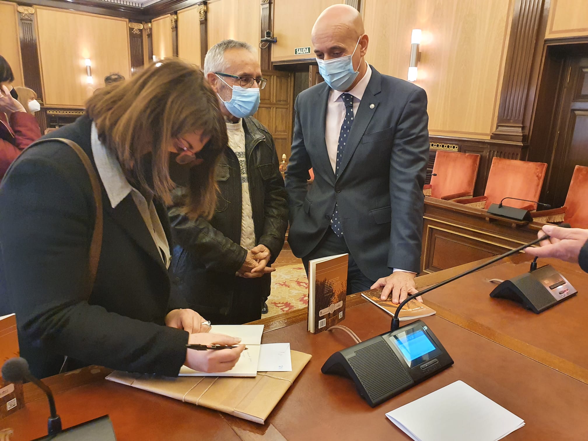 La poeta María Dolores López Maxtell recibe el galardón literario 'XVLVII Premio Nacional de Poesía Antonio González de Lama' de manos del alcalde de León, José Antonio Diez, y la concejala de Acción y Promoción Cultural, Evelia Fernández.